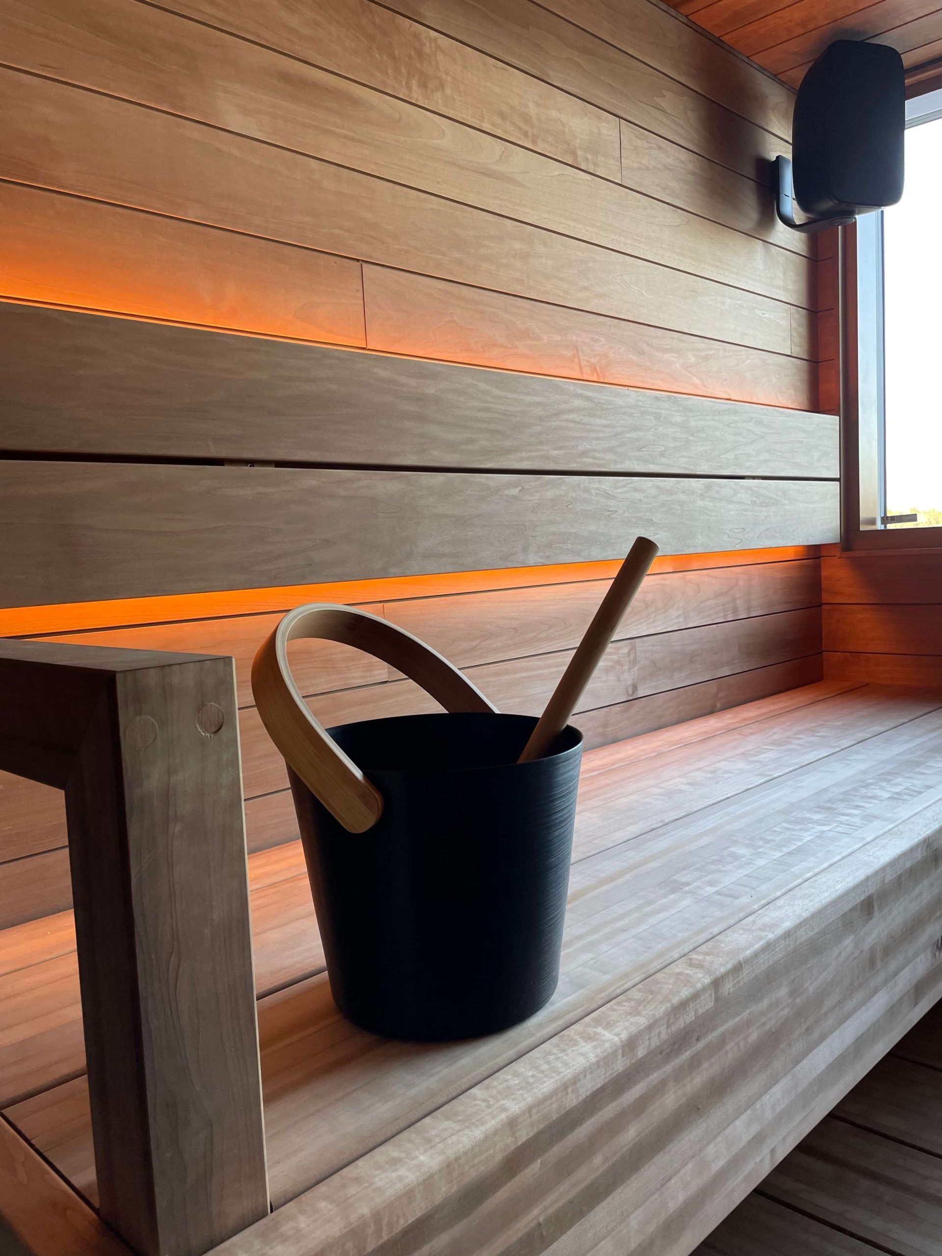 Färgtemperaturjusterbart LED-band i bastu.