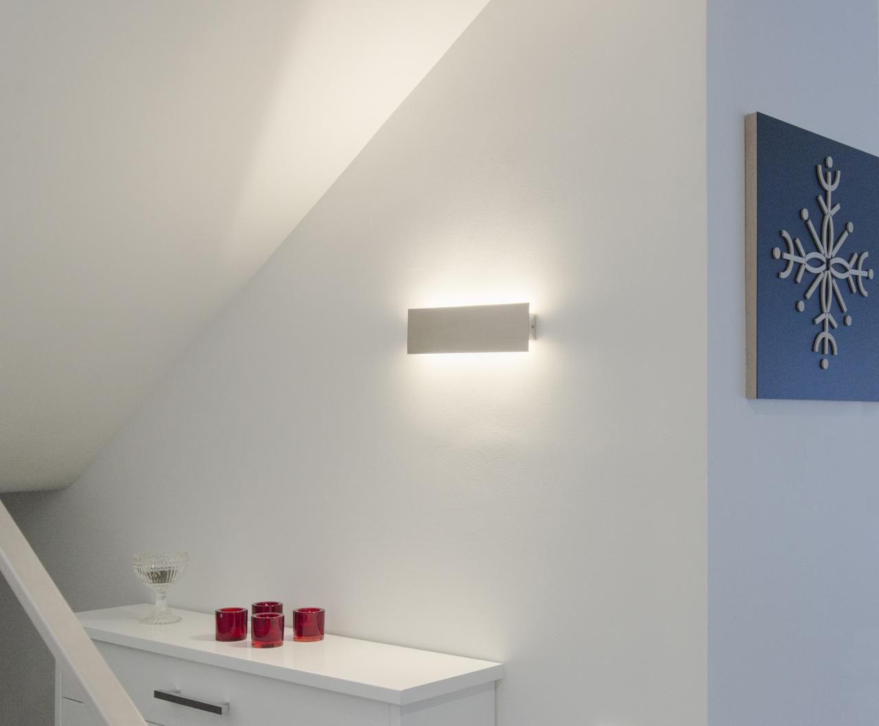 Grön bakgrund och vita fyrkantiga linjer "LED STORE" i fet vit text som lyfter fram miljövänliga LED-belysningsalternativ.