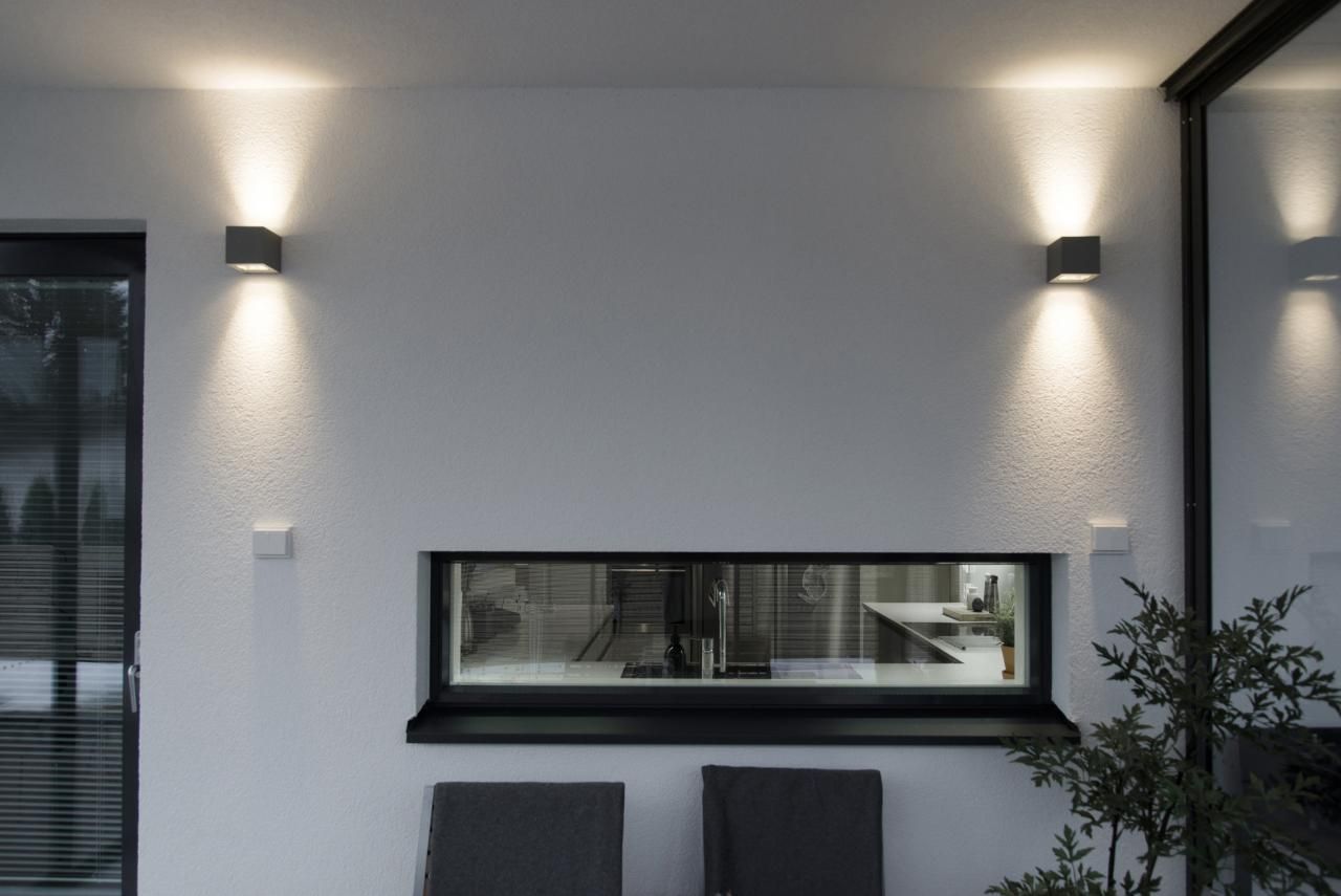 Grön bakgrund och vit fyrkant med "LED STORE" i feta vita versaler som lyfter fram energieffektiva belysningsalternativ.