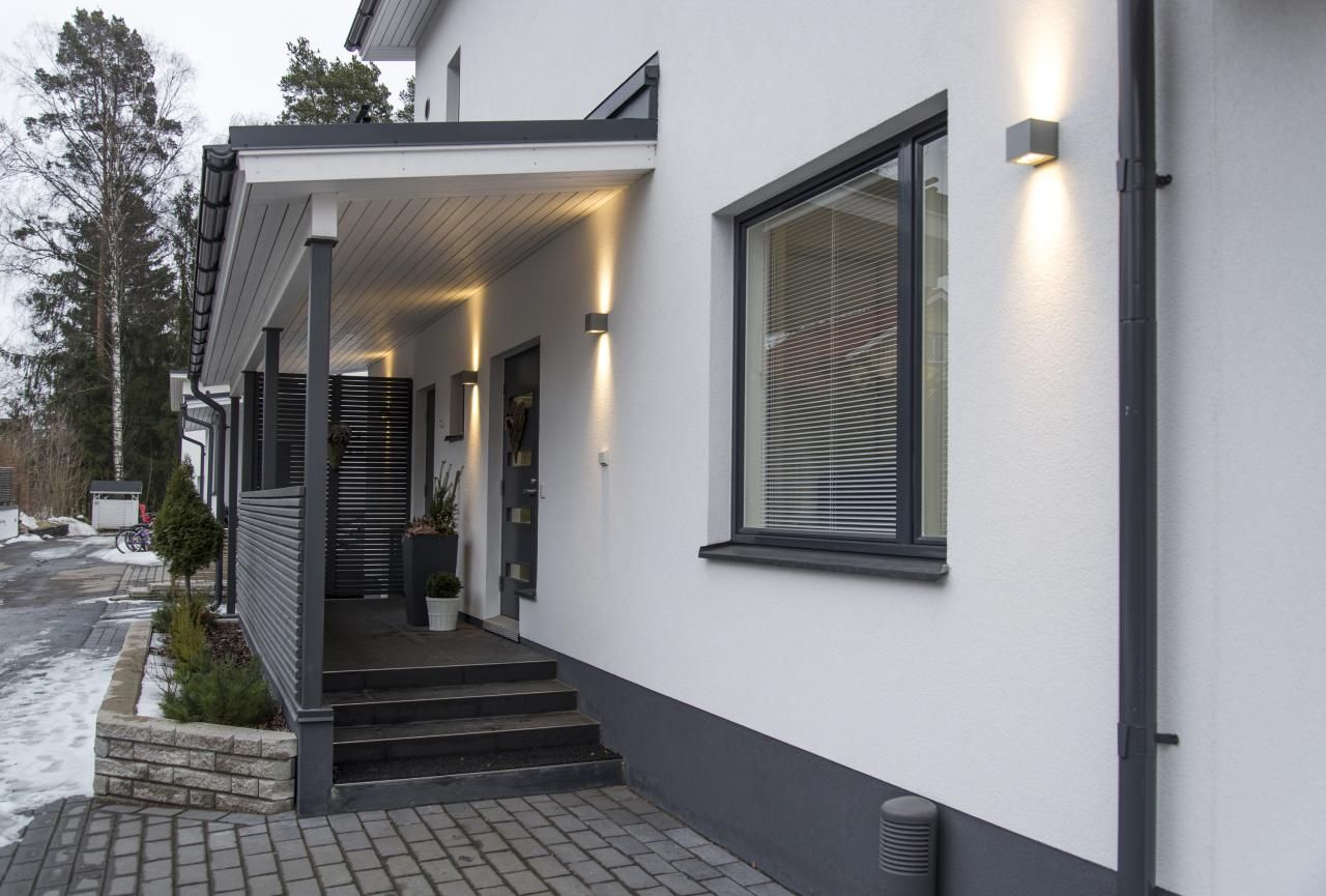 SEO Alternative text: "LED STORE-logotyp: en vit fyrkant med en vit LED STORE, staplad vertikalt på en grön bakgrund, som representerar energieffektiv belysning.