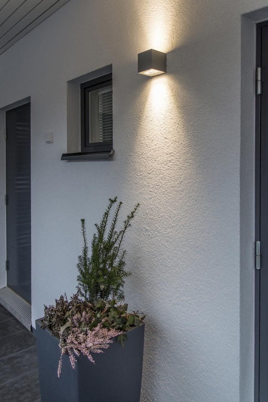 LED STORE-logotyp med vit text staplad i en vit kvadrat på en grön bakgrund, vilket förstärker företagets varumärke för LED-belysning.