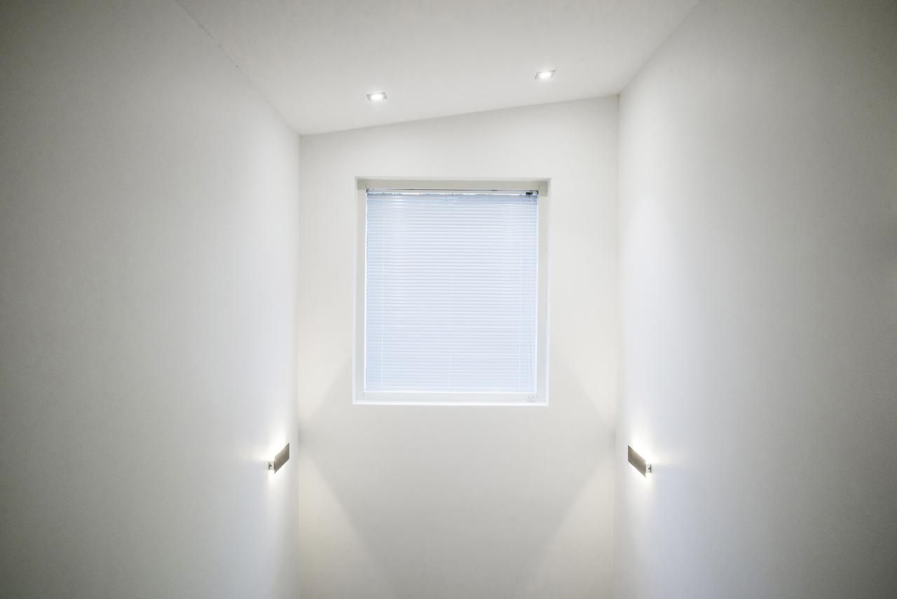 Grön bakgrund, vit fyrkant i mitten med "LED STORE" i feta, staplade bokstäver som framhäver energieffektiva belysningslösningar.
