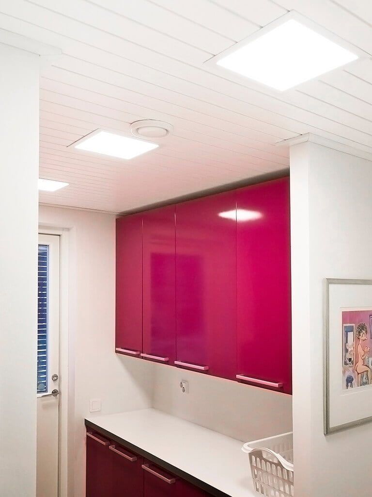 LED STORE-logotyp på en grön bakgrund med en vit kvadrat i mitten, som optimerar miljövänliga LED-belysningslösningar.