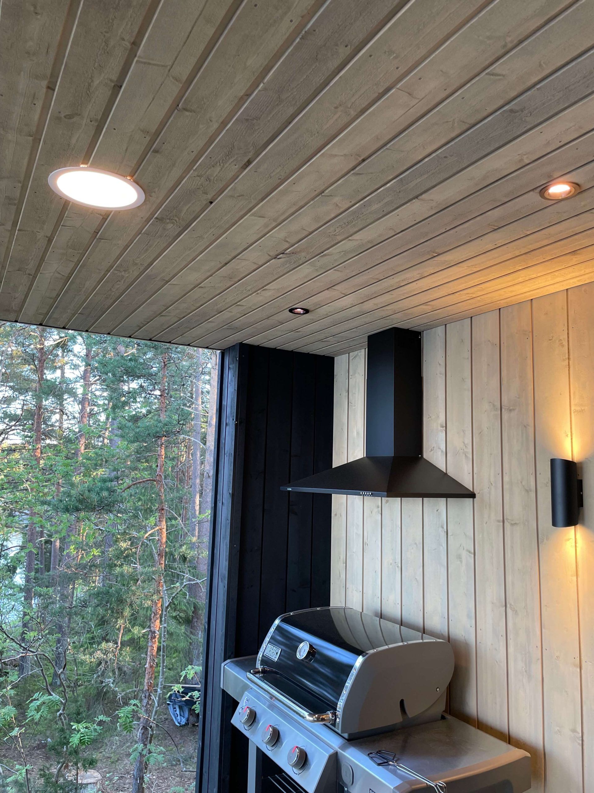 Belysning i sommarkök med 023 spotlights, plafond och svarta Viisto 2-lampor.