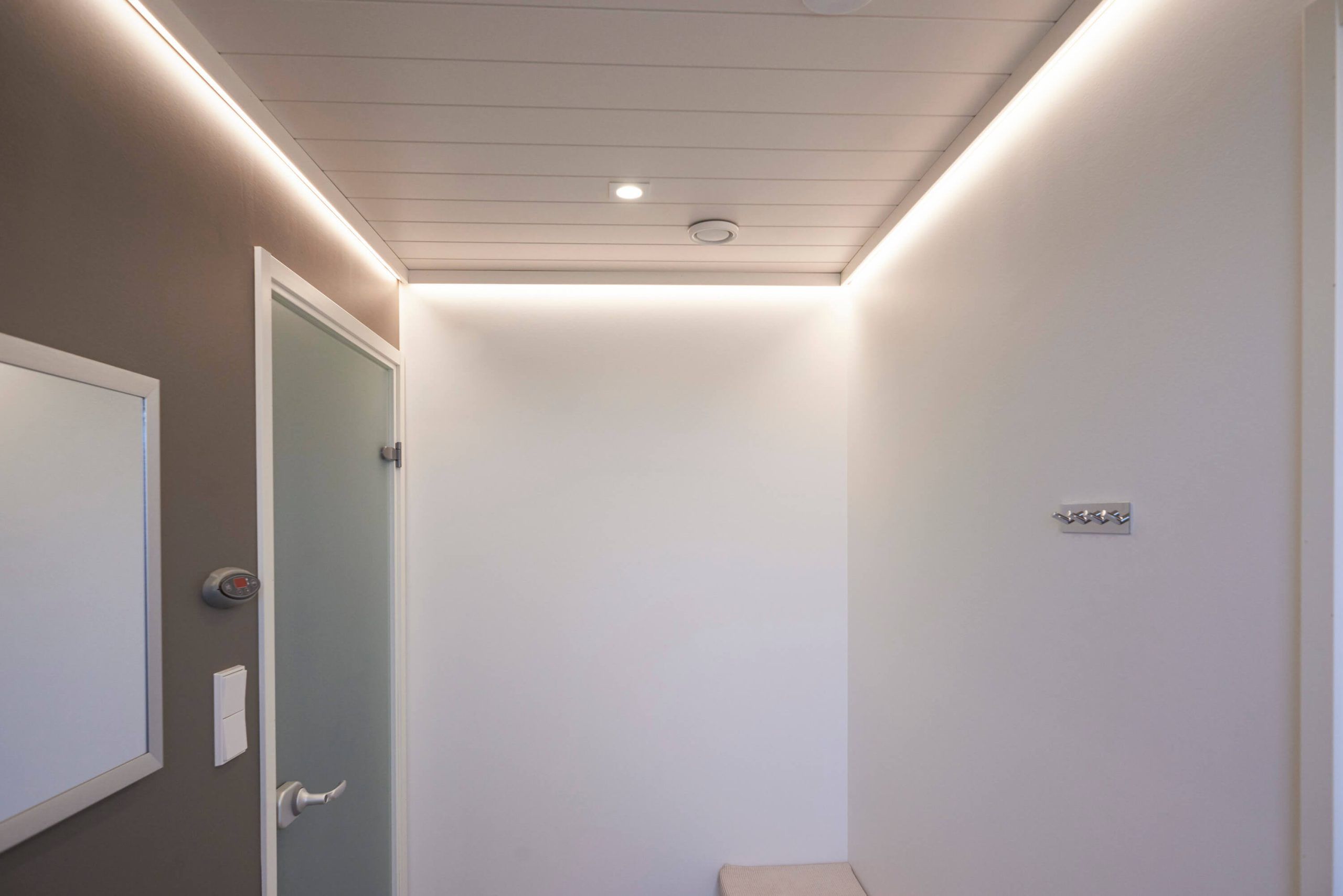 LED STORE-logotyp på grön bakgrund: en vit fyrkant med fet vit text "LED STORE", som lyfter fram miljövänliga LED-belysningslösningar.