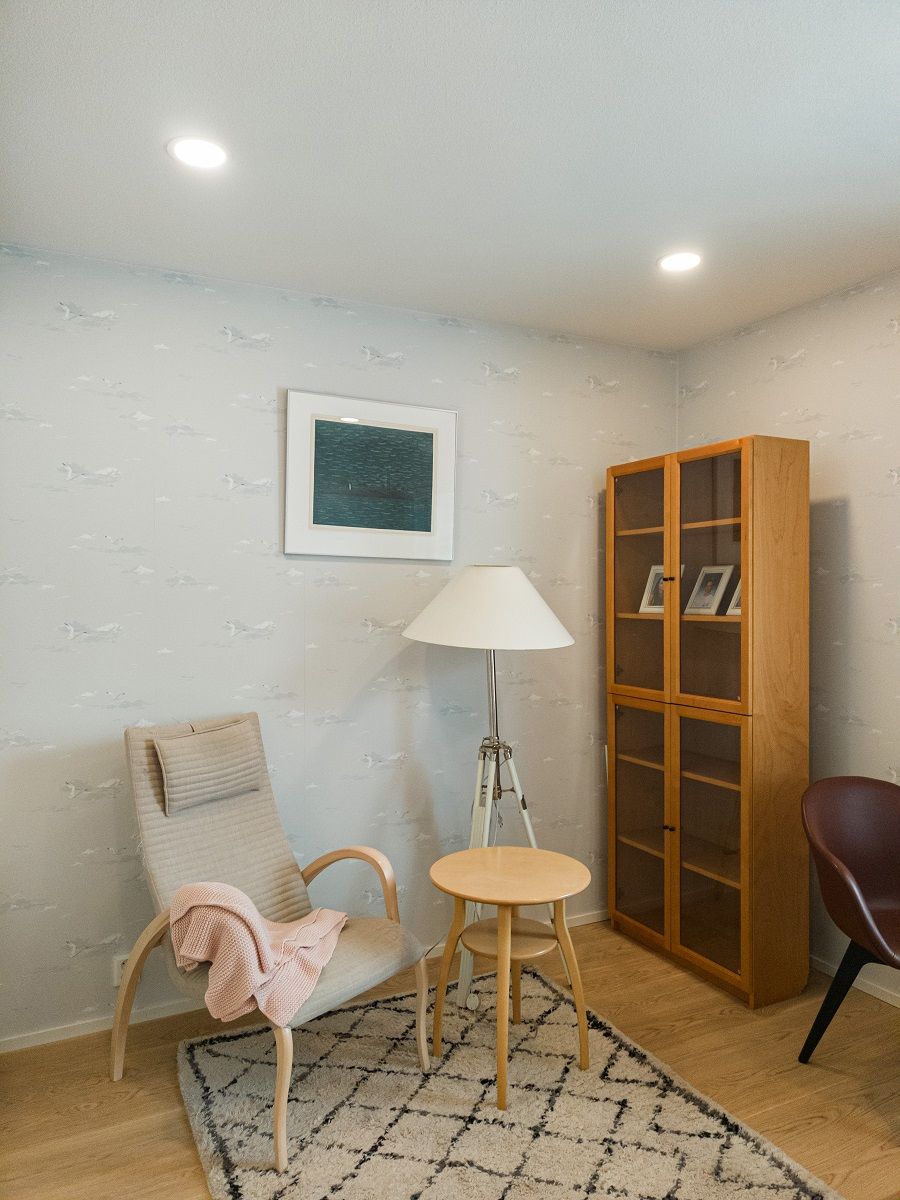 Små runda panellampor i taket i ett arbetsrum