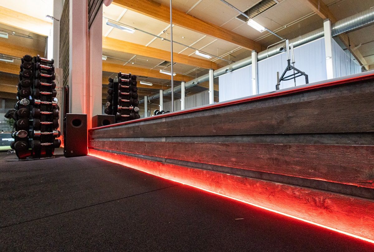 RGB-ledremsan är installerad i hallens golv.