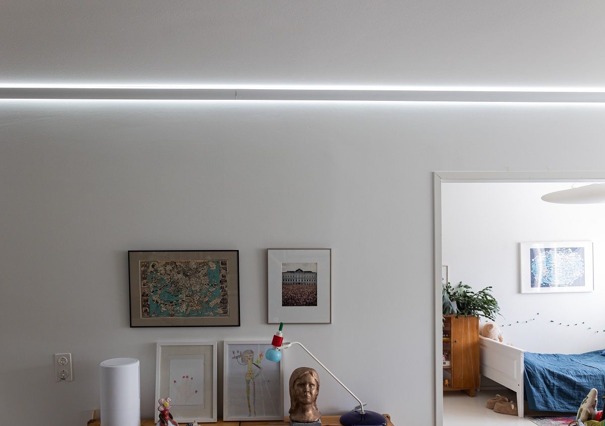 RGB+CCT-ledskenor med indirekt 3-bågsprofil ger mycket ljus till utrymmet.