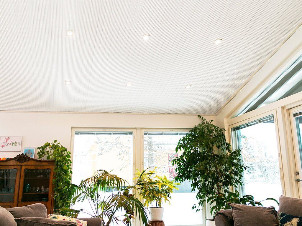 Grön bakgrund och vit fyrkant med texten "LED STORE" i fetstil, som lyfter fram energieffektiva belysningslösningar.