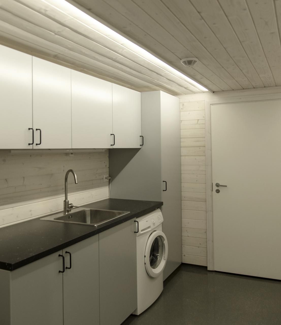 En grön bakgrund med en vit och röd fyrkant i mitten med texten "LED STORE" i ett rent vitt teckensnitt, som lyfter fram energieffektiva belysningslösningar.