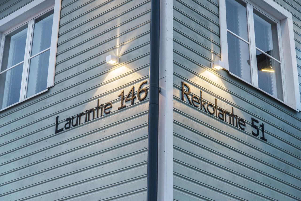 Logotyp för LED-belysningsbutik: vit text "LED STORE" i en vit fyrkant med en livlig grön bakgrund i mitten.