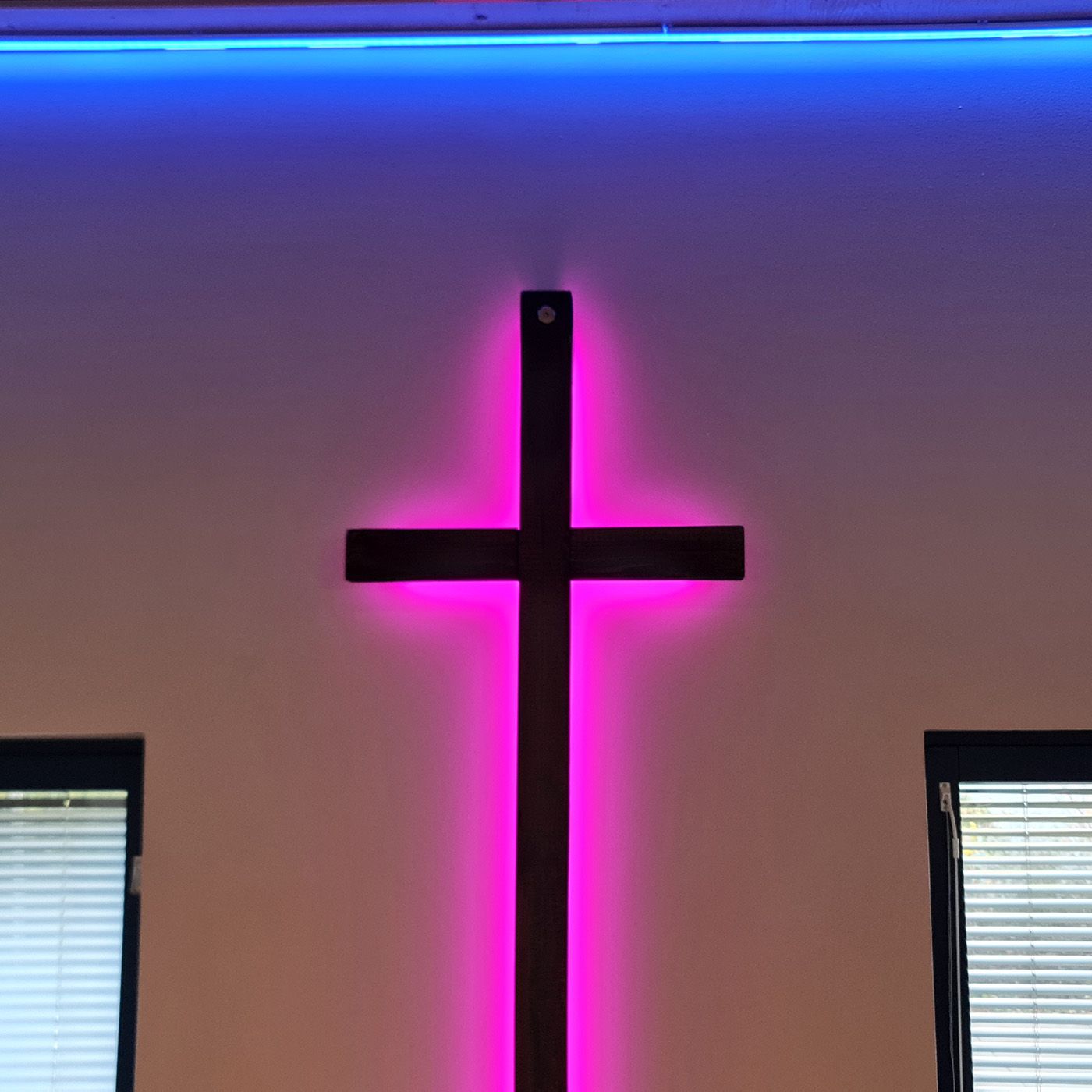 RGB-belysning av Hagalunds kyrkkors från ledstore.fi