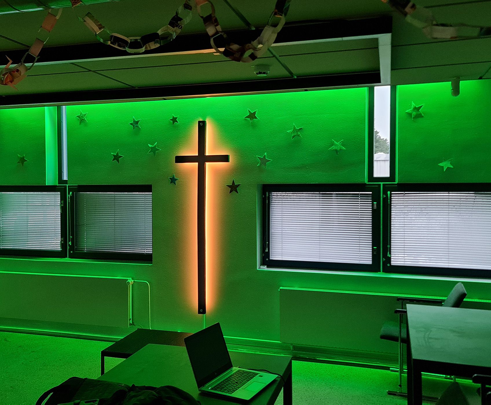RGB-belysning av Hagalunds kyrkkors från ledstore.fi