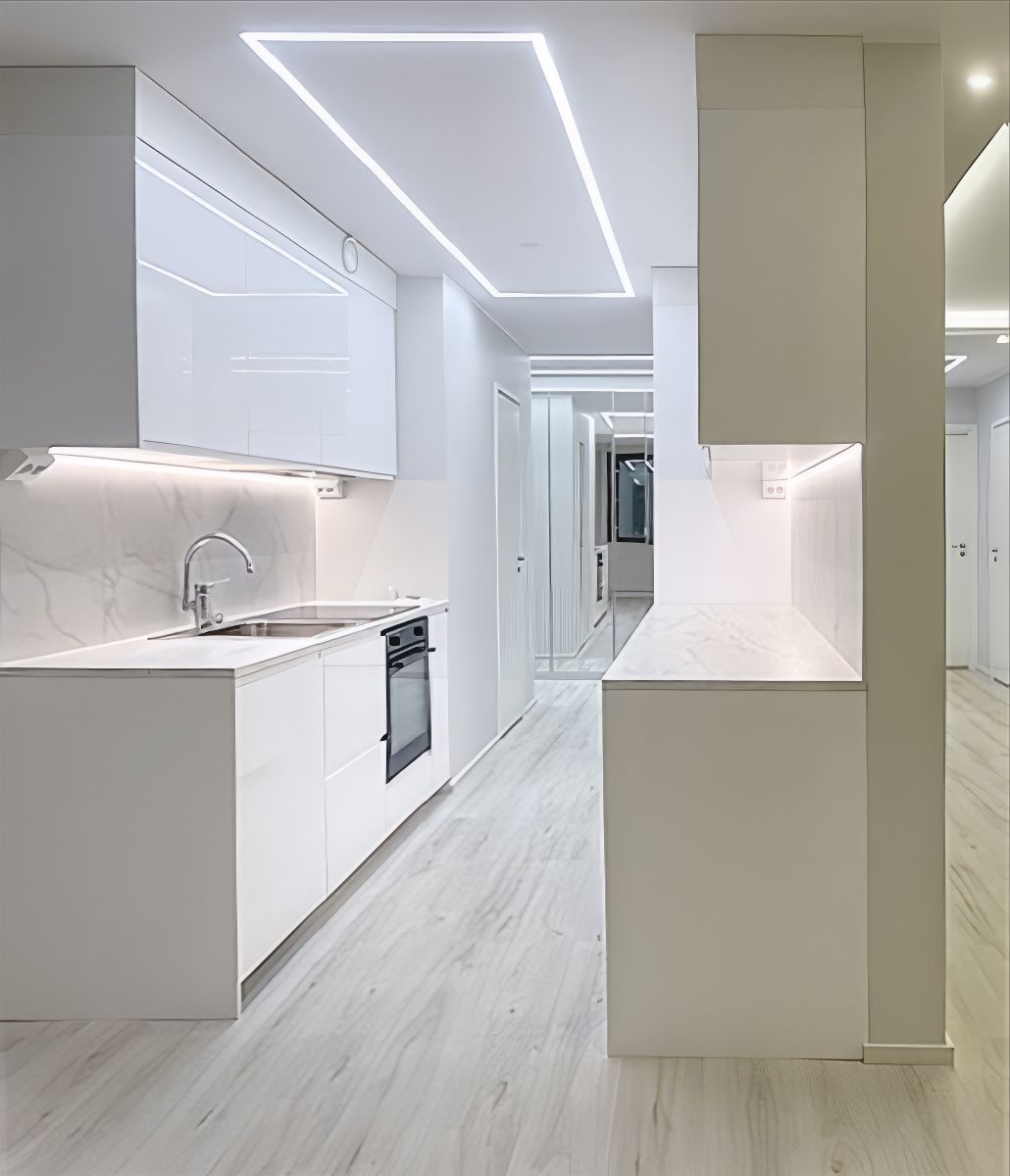 Belysning av köksbänk med LED-list och allmänbelysning med LED-list monterad på en infälld aluminiumprofil.