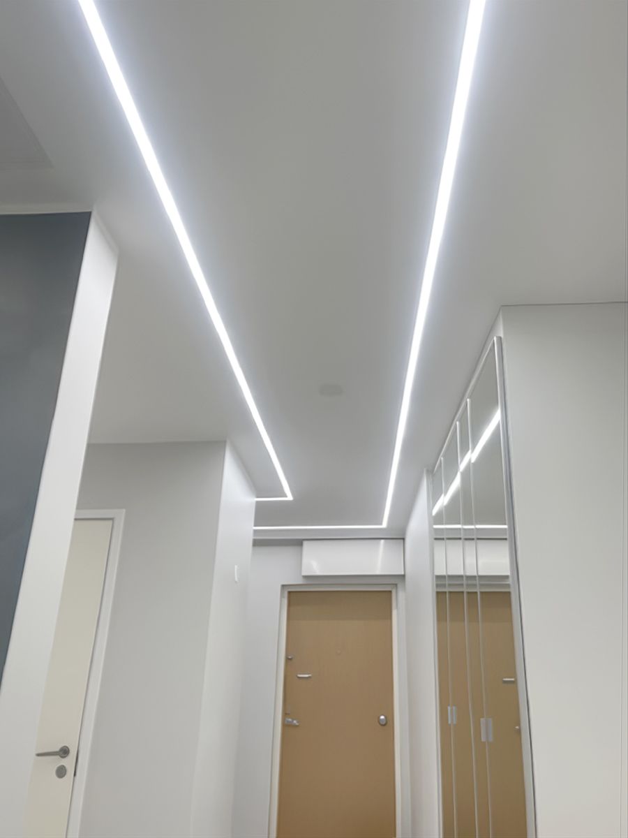 Effektivt och minimalistiskt led-ljusband skapat med en infälld aluminiumprofil.