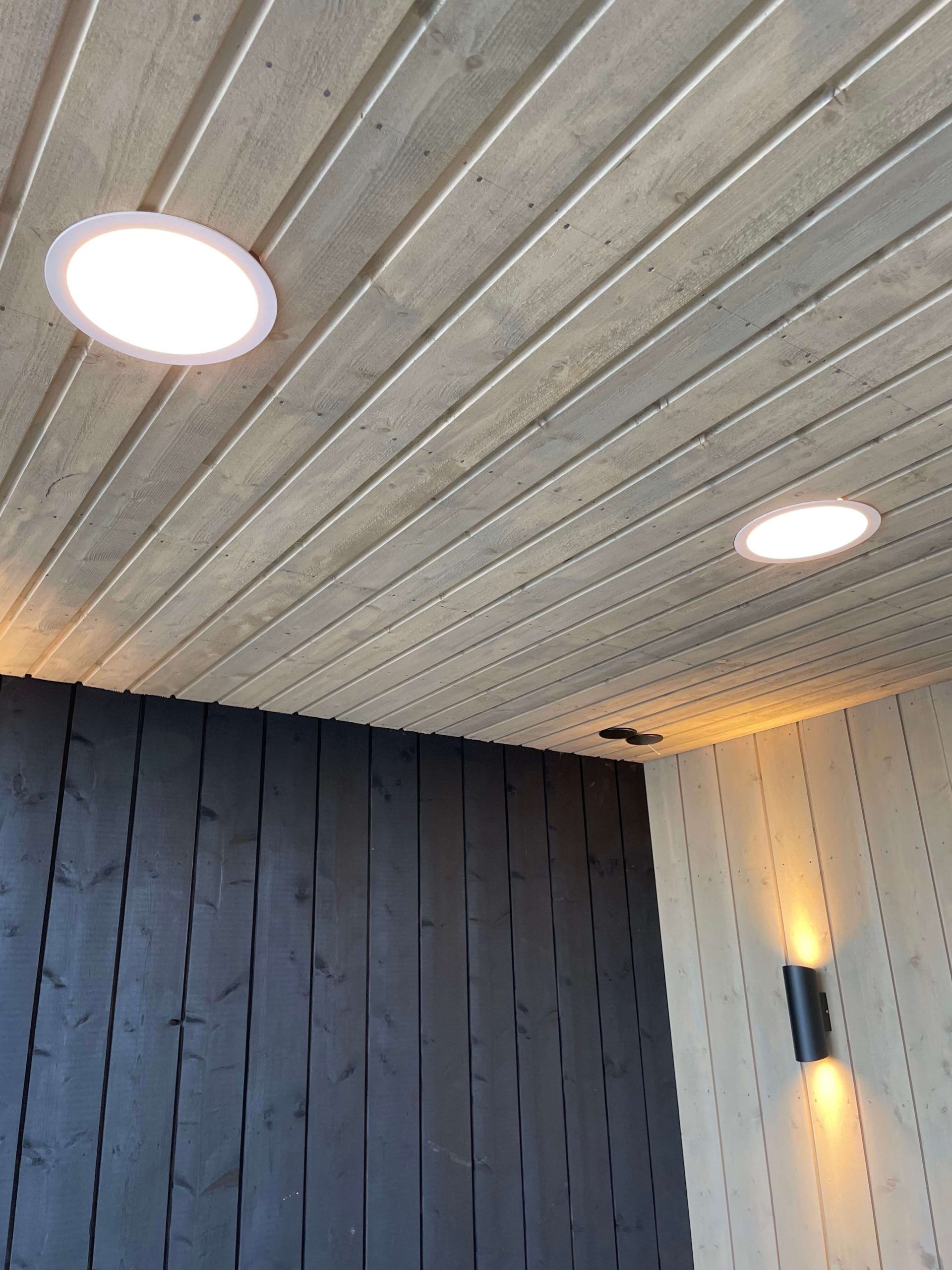 Plafond armatur för utomhusmiljö.