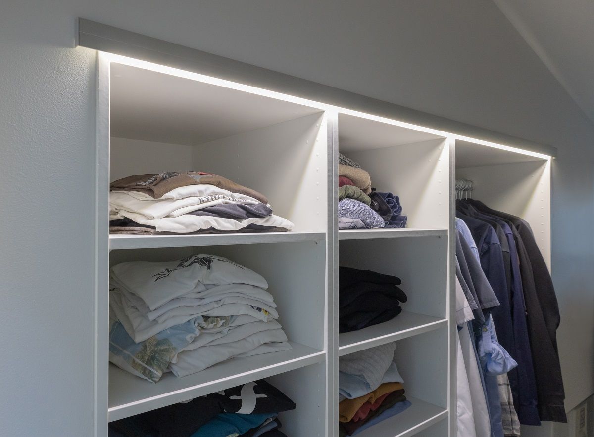 LED-ljuslist monterad på kanten av en hylla.